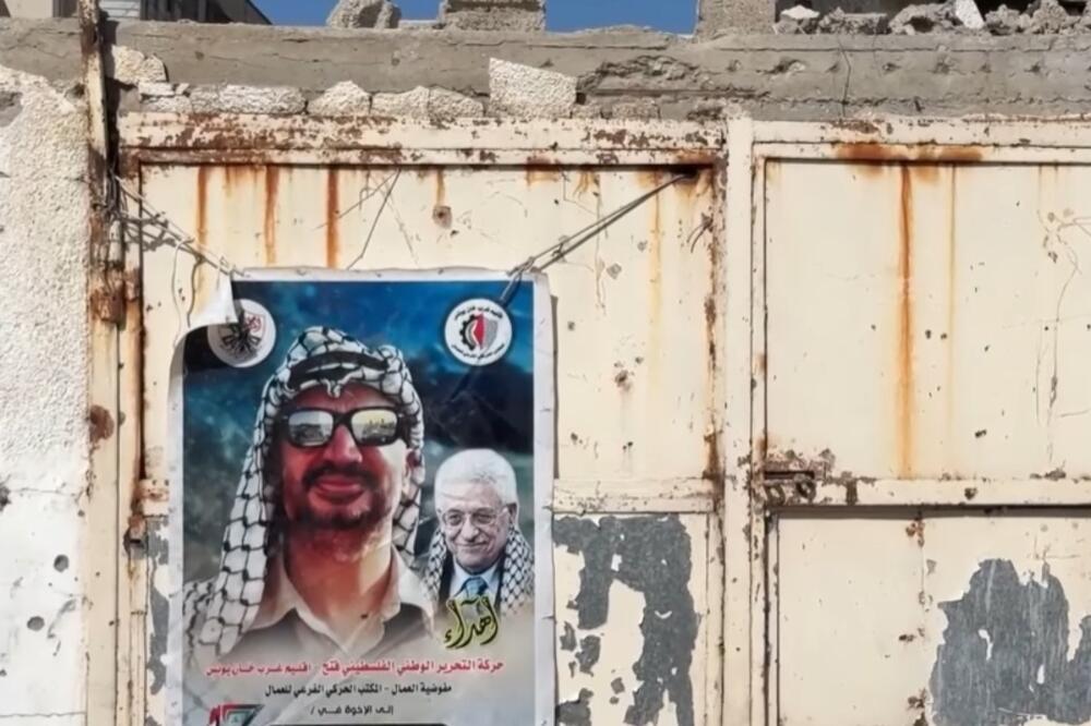 Poster na vratima na kojem su Arafat i Abas, Foto: Screenshot/Youtube