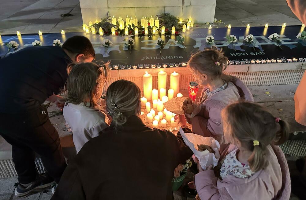 <p>"Ovim okupljanjem smo željeli da iz Nikšića pošaljemo poruku da ljudi uvijek stoje uz ljude u zajedničkoj borbi za pravdu, za istinu i za međusobnu solidarnost", navodi se u saopštenju udruženja "Korina"</p>