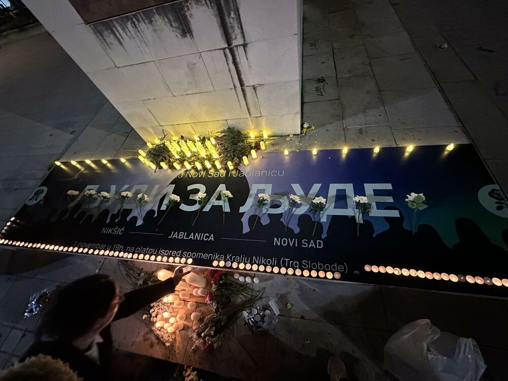 <p>"Ovim okupljanjem smo željeli da iz Nikšića pošaljemo poruku da ljudi uvijek stoje uz ljude u zajedničkoj borbi za pravdu, za istinu i za međusobnu solidarnost", navodi se u saopštenju udruženja "Korina"</p>