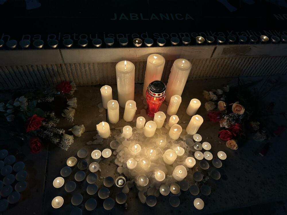 <p>"Ovim okupljanjem smo željeli da iz Nikšića pošaljemo poruku da ljudi uvijek stoje uz ljude u zajedničkoj borbi za pravdu, za istinu i za međusobnu solidarnost", navodi se u saopštenju udruženja "Korina"</p>