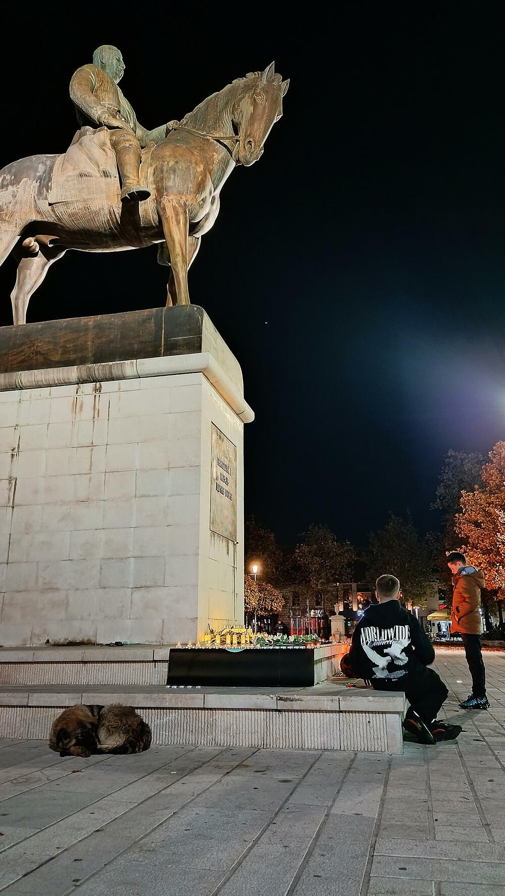 <p>"Ovim okupljanjem smo željeli da iz Nikšića pošaljemo poruku da ljudi uvijek stoje uz ljude u zajedničkoj borbi za pravdu, za istinu i za međusobnu solidarnost", navodi se u saopštenju udruženja "Korina"</p>