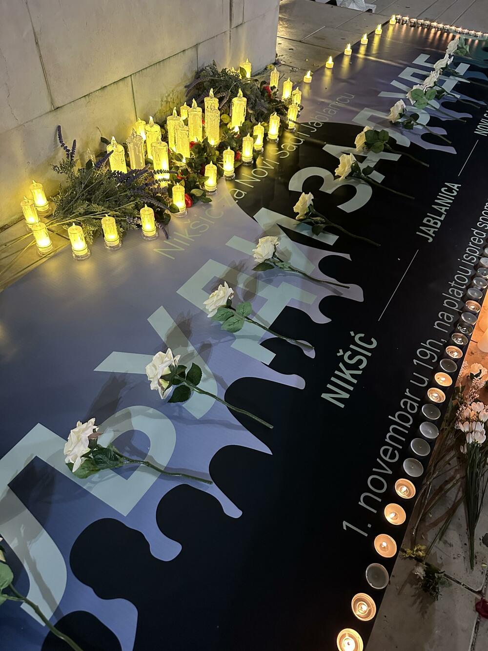 <p>"Ovim okupljanjem smo željeli da iz Nikšića pošaljemo poruku da ljudi uvijek stoje uz ljude u zajedničkoj borbi za pravdu, za istinu i za međusobnu solidarnost", navodi se u saopštenju udruženja "Korina"</p>