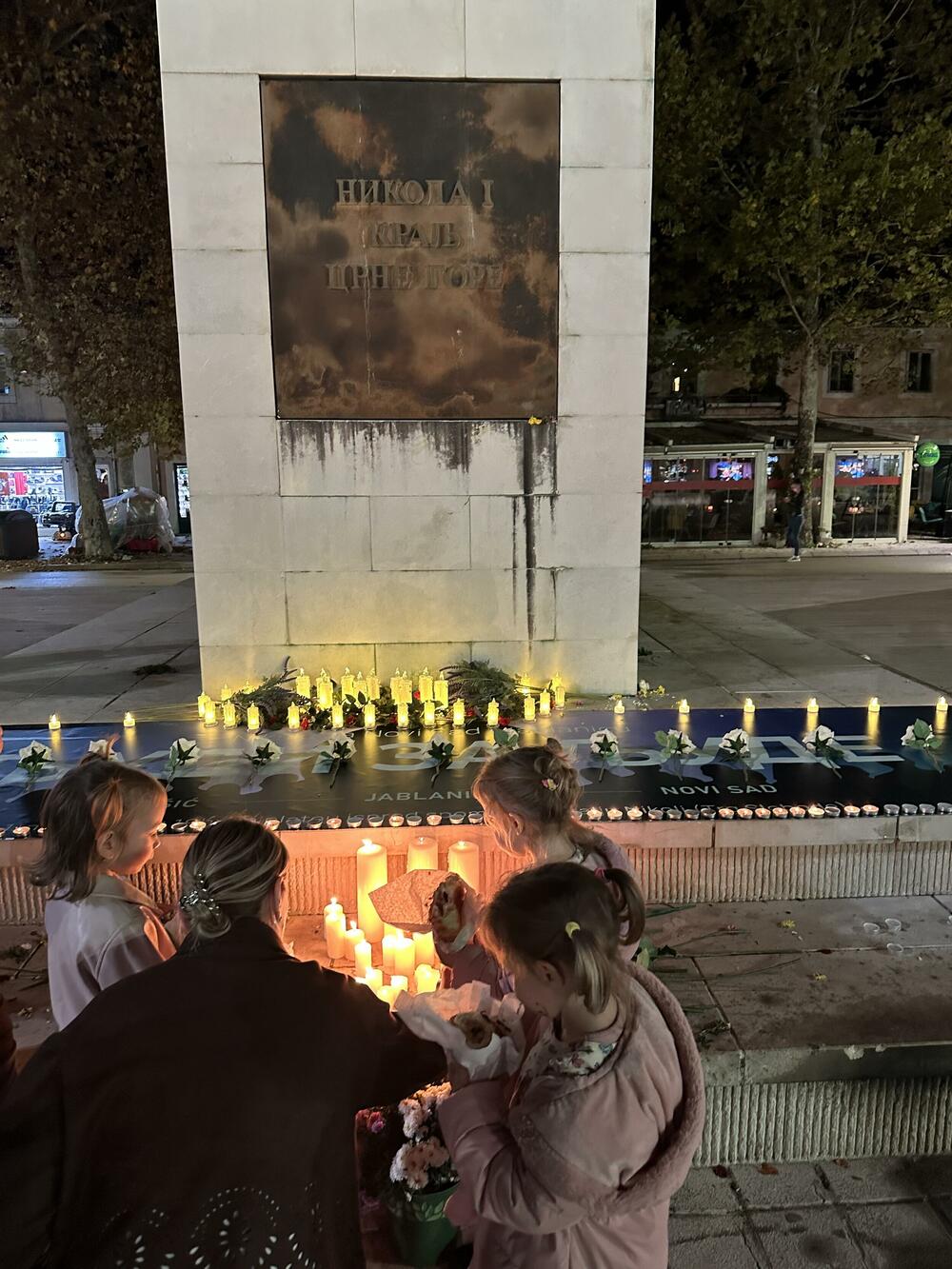<p>"Ovim okupljanjem smo željeli da iz Nikšića pošaljemo poruku da ljudi uvijek stoje uz ljude u zajedničkoj borbi za pravdu, za istinu i za međusobnu solidarnost", navodi se u saopštenju udruženja "Korina"</p>
