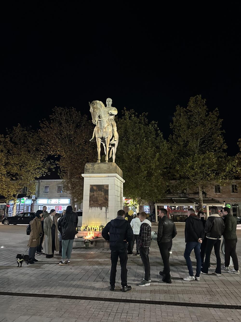 <p>"Ovim okupljanjem smo željeli da iz Nikšića pošaljemo poruku da ljudi uvijek stoje uz ljude u zajedničkoj borbi za pravdu, za istinu i za međusobnu solidarnost", navodi se u saopštenju udruženja "Korina"</p>