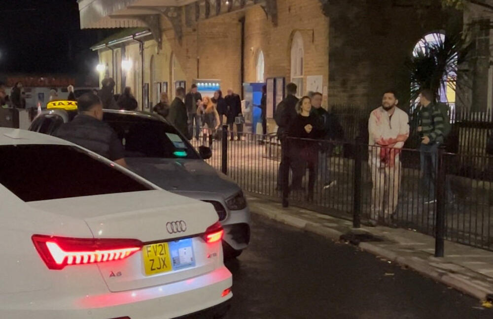 <p>Policijski zvaničnik Džon Lavles rekao je medijima da je od devet osoba koje su u zadobile povrede opasne po život, četvoro otpušteno iz bolnice, dok dvoje i dalje ima povrede koje ugrožavaju život</p>