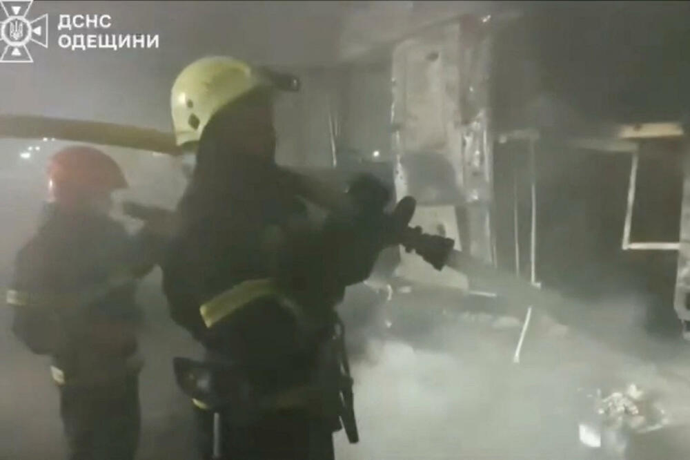 Vatrogasci gase vatru nakon ruskog napada u regionu Odese, Foto: Reuters