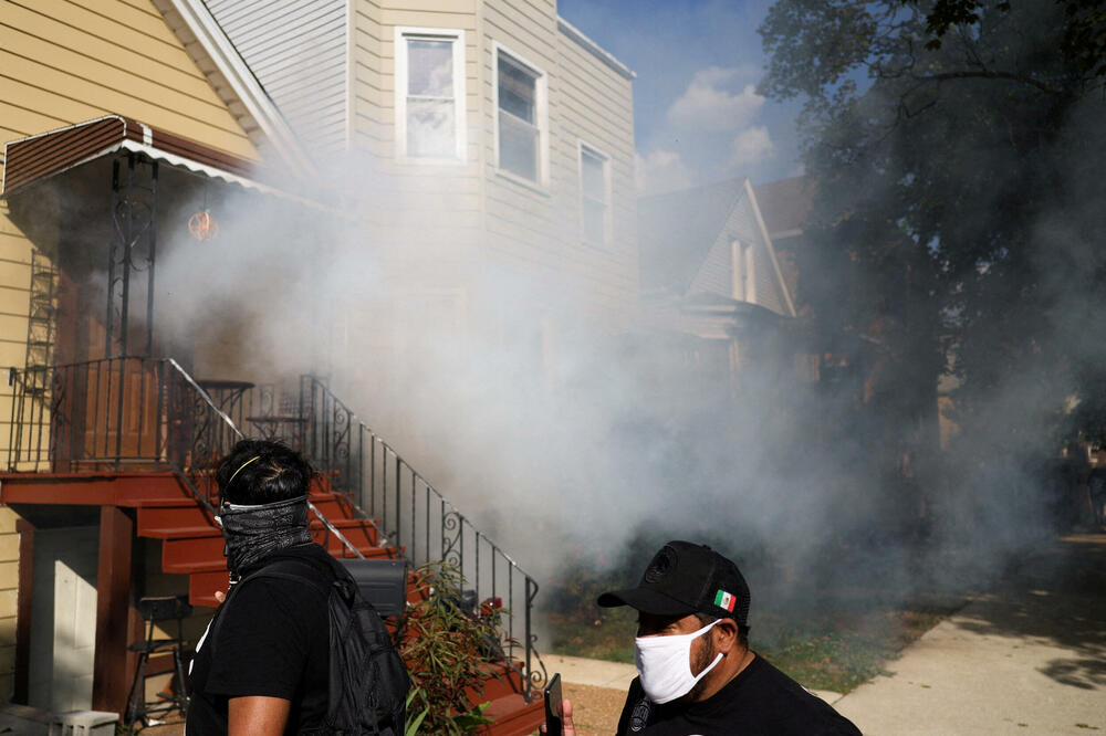 Ljudi protestuju tokom sukoba sa agentima ICE-a i saveznim službenicima u Čikagu, Foto: Reuters