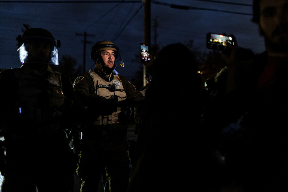 <p>Čikago, grad sa 2,7 miliona stanovnika, odavno je poznat po svom mozaiku čvrsto povezanih naselja. A otkako je grad postao središte imigracione represije predsjednika Sjedinjenih Američkih Država (SAD) Donalda Trampa u septembru, ta naselja su se mobilisala protiv akcija službi, ponekad bukvalno - kvart po kvart, piše Rojters</p>