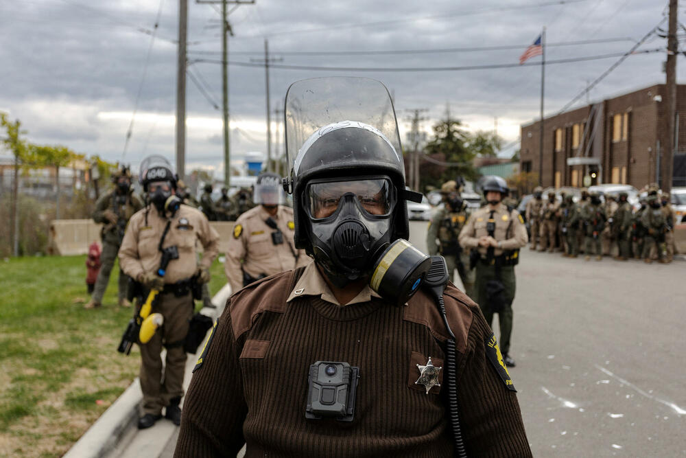 <p>Čikago, grad sa 2,7 miliona stanovnika, odavno je poznat po svom mozaiku čvrsto povezanih naselja. A otkako je grad postao središte imigracione represije predsjednika Sjedinjenih Američkih Država (SAD) Donalda Trampa u septembru, ta naselja su se mobilisala protiv akcija službi, ponekad bukvalno - kvart po kvart, piše Rojters</p>