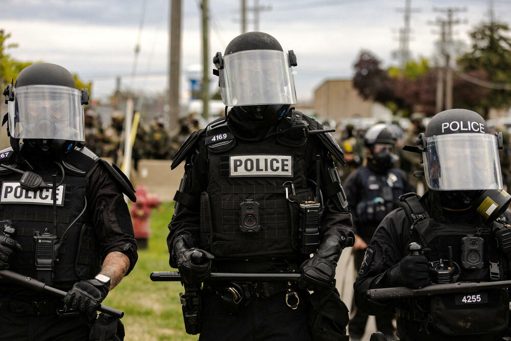 <p>Čikago, grad sa 2,7 miliona stanovnika, odavno je poznat po svom mozaiku čvrsto povezanih naselja. A otkako je grad postao središte imigracione represije predsjednika Sjedinjenih Američkih Država (SAD) Donalda Trampa u septembru, ta naselja su se mobilisala protiv akcija službi, ponekad bukvalno - kvart po kvart, piše Rojters</p>