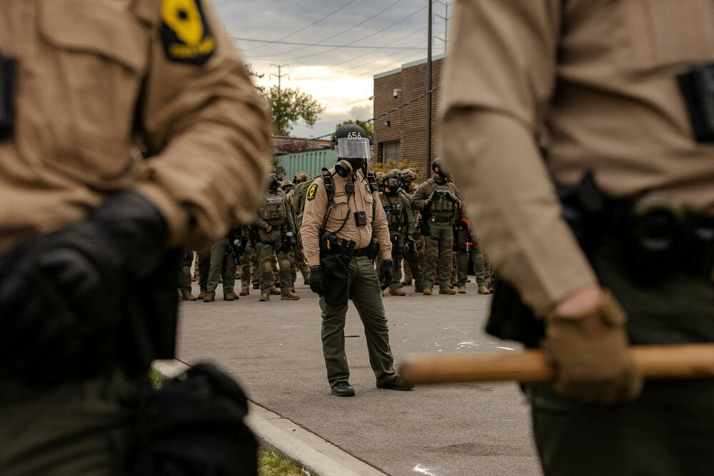 <p>Čikago, grad sa 2,7 miliona stanovnika, odavno je poznat po svom mozaiku čvrsto povezanih naselja. A otkako je grad postao središte imigracione represije predsjednika Sjedinjenih Američkih Država (SAD) Donalda Trampa u septembru, ta naselja su se mobilisala protiv akcija službi, ponekad bukvalno - kvart po kvart, piše Rojters</p>