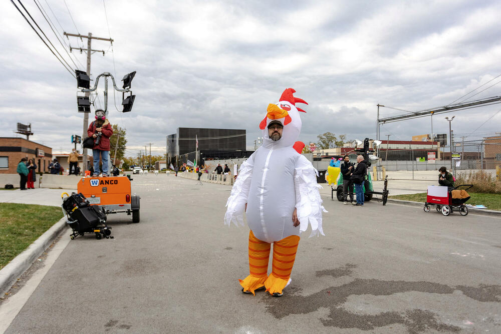 <p>Čikago, grad sa 2,7 miliona stanovnika, odavno je poznat po svom mozaiku čvrsto povezanih naselja. A otkako je grad postao središte imigracione represije predsjednika Sjedinjenih Američkih Država (SAD) Donalda Trampa u septembru, ta naselja su se mobilisala protiv akcija službi, ponekad bukvalno - kvart po kvart, piše Rojters</p>