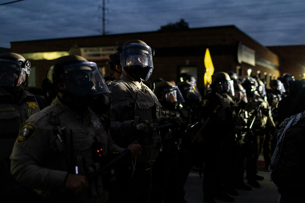 <p>Čikago, grad sa 2,7 miliona stanovnika, odavno je poznat po svom mozaiku čvrsto povezanih naselja. A otkako je grad postao središte imigracione represije predsjednika Sjedinjenih Američkih Država (SAD) Donalda Trampa u septembru, ta naselja su se mobilisala protiv akcija službi, ponekad bukvalno - kvart po kvart, piše Rojters</p>