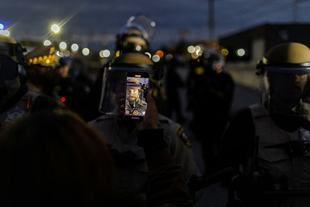 <p>Čikago, grad sa 2,7 miliona stanovnika, odavno je poznat po svom mozaiku čvrsto povezanih naselja. A otkako je grad postao središte imigracione represije predsjednika Sjedinjenih Američkih Država (SAD) Donalda Trampa u septembru, ta naselja su se mobilisala protiv akcija službi, ponekad bukvalno - kvart po kvart, piše Rojters</p>