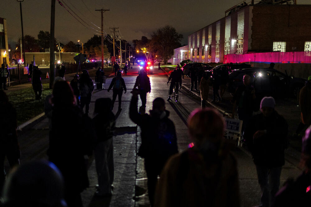 <p>Čikago, grad sa 2,7 miliona stanovnika, odavno je poznat po svom mozaiku čvrsto povezanih naselja. A otkako je grad postao središte imigracione represije predsjednika Sjedinjenih Američkih Država (SAD) Donalda Trampa u septembru, ta naselja su se mobilisala protiv akcija službi, ponekad bukvalno - kvart po kvart, piše Rojters</p>