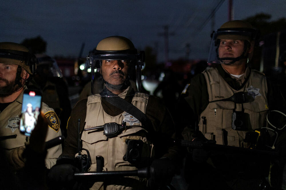 <p>Čikago, grad sa 2,7 miliona stanovnika, odavno je poznat po svom mozaiku čvrsto povezanih naselja. A otkako je grad postao središte imigracione represije predsjednika Sjedinjenih Američkih Država (SAD) Donalda Trampa u septembru, ta naselja su se mobilisala protiv akcija službi, ponekad bukvalno - kvart po kvart, piše Rojters</p>