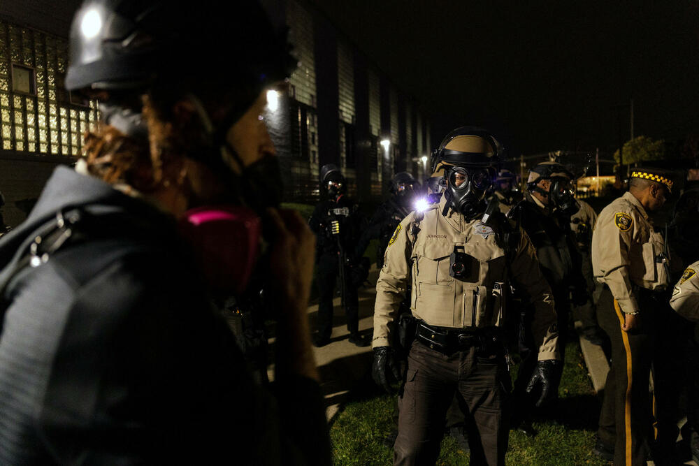 <p>Čikago, grad sa 2,7 miliona stanovnika, odavno je poznat po svom mozaiku čvrsto povezanih naselja. A otkako je grad postao središte imigracione represije predsjednika Sjedinjenih Američkih Država (SAD) Donalda Trampa u septembru, ta naselja su se mobilisala protiv akcija službi, ponekad bukvalno - kvart po kvart, piše Rojters</p>