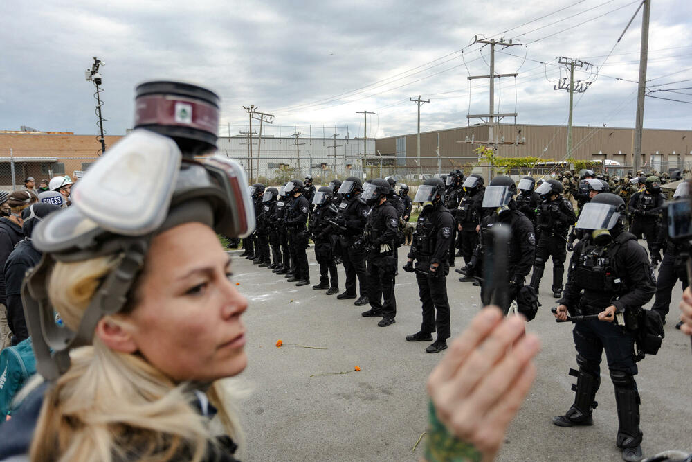 <p>Čikago, grad sa 2,7 miliona stanovnika, odavno je poznat po svom mozaiku čvrsto povezanih naselja. A otkako je grad postao središte imigracione represije predsjednika Sjedinjenih Američkih Država (SAD) Donalda Trampa u septembru, ta naselja su se mobilisala protiv akcija službi, ponekad bukvalno - kvart po kvart, piše Rojters</p>