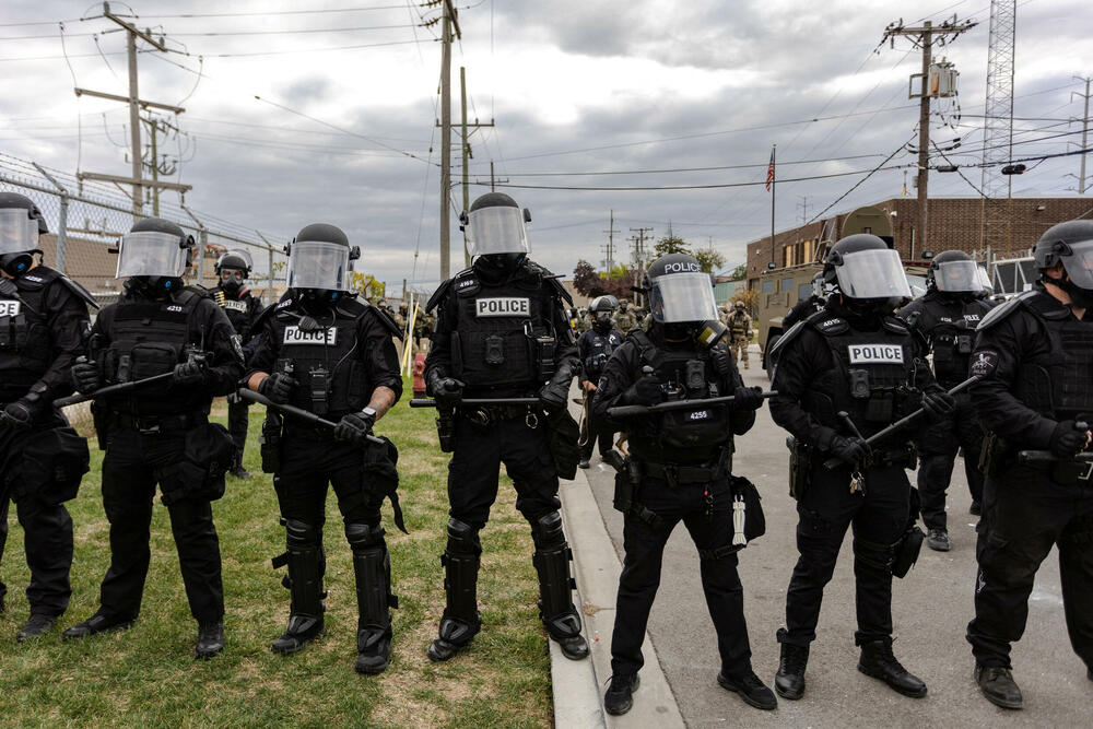 <p>Čikago, grad sa 2,7 miliona stanovnika, odavno je poznat po svom mozaiku čvrsto povezanih naselja. A otkako je grad postao središte imigracione represije predsjednika Sjedinjenih Američkih Država (SAD) Donalda Trampa u septembru, ta naselja su se mobilisala protiv akcija službi, ponekad bukvalno - kvart po kvart, piše Rojters</p>