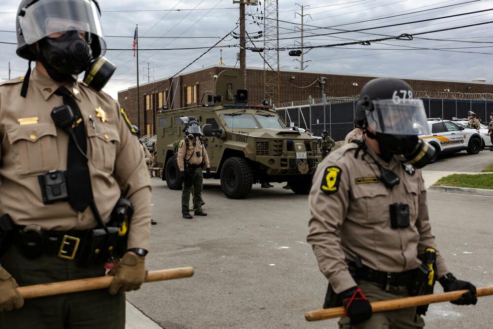 <p>Čikago, grad sa 2,7 miliona stanovnika, odavno je poznat po svom mozaiku čvrsto povezanih naselja. A otkako je grad postao središte imigracione represije predsjednika Sjedinjenih Američkih Država (SAD) Donalda Trampa u septembru, ta naselja su se mobilisala protiv akcija službi, ponekad bukvalno - kvart po kvart, piše Rojters</p>