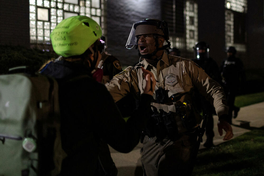 <p>Čikago, grad sa 2,7 miliona stanovnika, odavno je poznat po svom mozaiku čvrsto povezanih naselja. A otkako je grad postao središte imigracione represije predsjednika Sjedinjenih Američkih Država (SAD) Donalda Trampa u septembru, ta naselja su se mobilisala protiv akcija službi, ponekad bukvalno - kvart po kvart, piše Rojters</p>