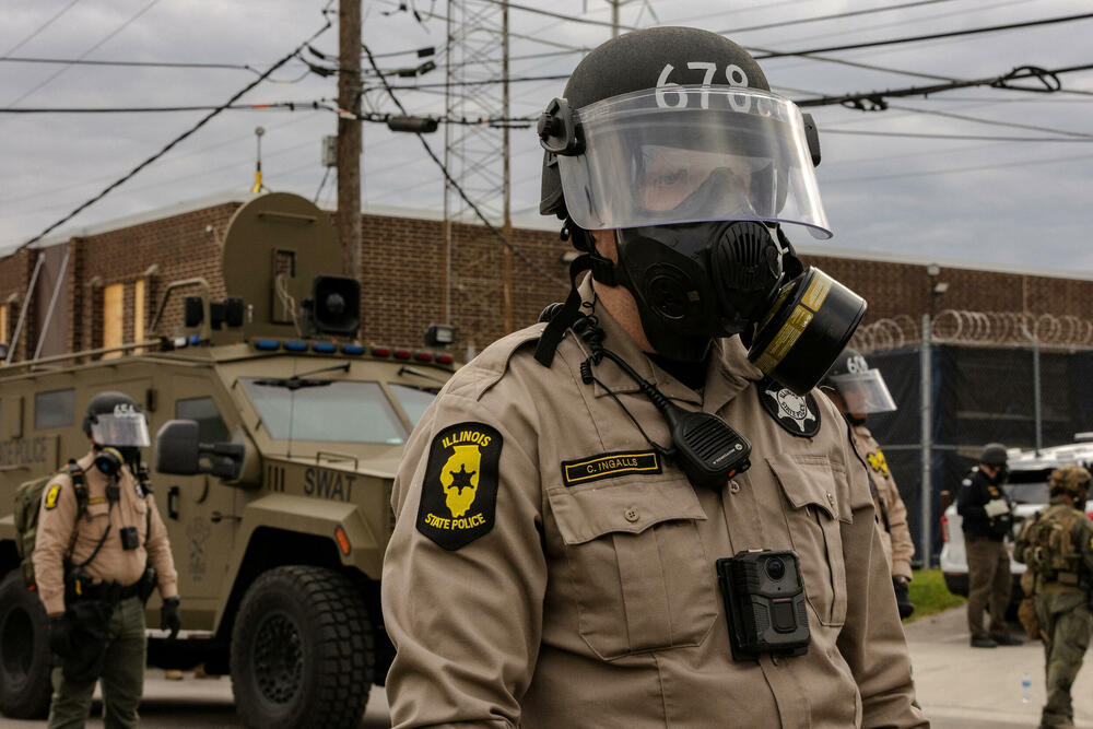 <p>Čikago, grad sa 2,7 miliona stanovnika, odavno je poznat po svom mozaiku čvrsto povezanih naselja. A otkako je grad postao središte imigracione represije predsjednika Sjedinjenih Američkih Država (SAD) Donalda Trampa u septembru, ta naselja su se mobilisala protiv akcija službi, ponekad bukvalno - kvart po kvart, piše Rojters</p>