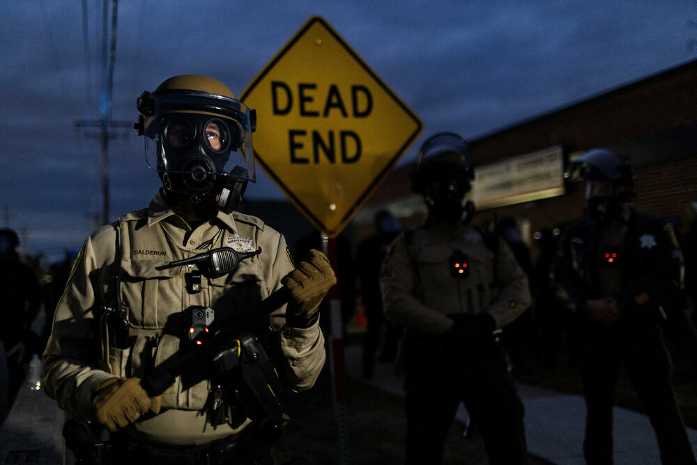 <p>Čikago, grad sa 2,7 miliona stanovnika, odavno je poznat po svom mozaiku čvrsto povezanih naselja. A otkako je grad postao središte imigracione represije predsjednika Sjedinjenih Američkih Država (SAD) Donalda Trampa u septembru, ta naselja su se mobilisala protiv akcija službi, ponekad bukvalno - kvart po kvart, piše Rojters</p>