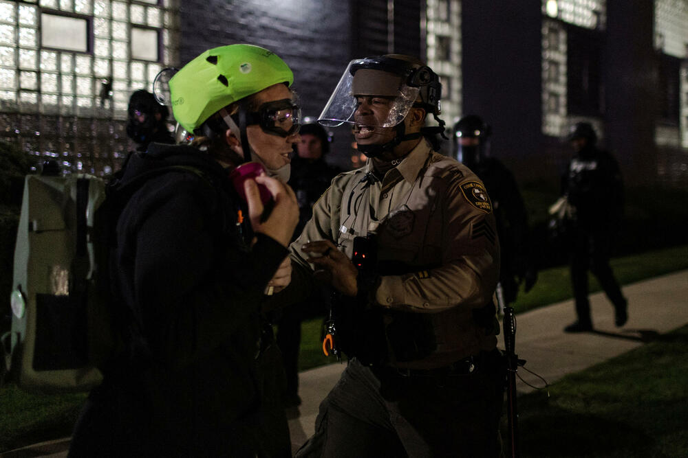 <p>Čikago, grad sa 2,7 miliona stanovnika, odavno je poznat po svom mozaiku čvrsto povezanih naselja. A otkako je grad postao središte imigracione represije predsjednika Sjedinjenih Američkih Država (SAD) Donalda Trampa u septembru, ta naselja su se mobilisala protiv akcija službi, ponekad bukvalno - kvart po kvart, piše Rojters</p>