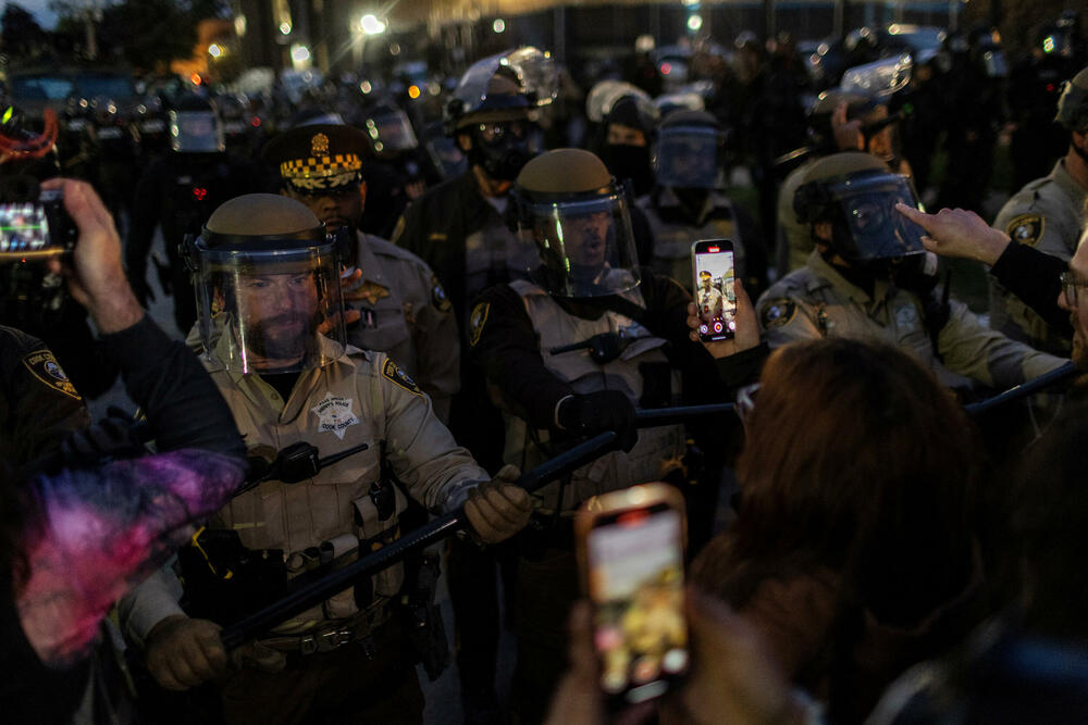 <p>Čikago, grad sa 2,7 miliona stanovnika, odavno je poznat po svom mozaiku čvrsto povezanih naselja. A otkako je grad postao središte imigracione represije predsjednika Sjedinjenih Američkih Država (SAD) Donalda Trampa u septembru, ta naselja su se mobilisala protiv akcija službi, ponekad bukvalno - kvart po kvart, piše Rojters</p>