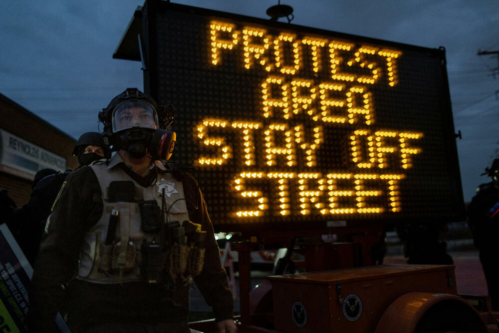 <p>Čikago, grad sa 2,7 miliona stanovnika, odavno je poznat po svom mozaiku čvrsto povezanih naselja. A otkako je grad postao središte imigracione represije predsjednika Sjedinjenih Američkih Država (SAD) Donalda Trampa u septembru, ta naselja su se mobilisala protiv akcija službi, ponekad bukvalno - kvart po kvart, piše Rojters</p>