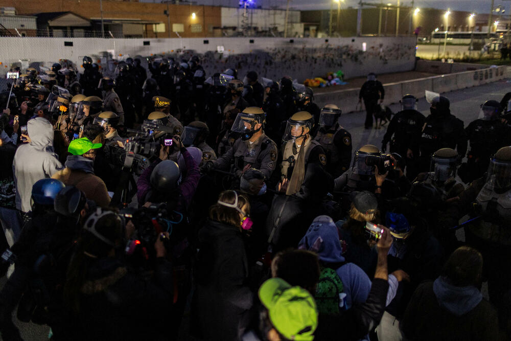 <p>Čikago, grad sa 2,7 miliona stanovnika, odavno je poznat po svom mozaiku čvrsto povezanih naselja. A otkako je grad postao središte imigracione represije predsjednika Sjedinjenih Američkih Država (SAD) Donalda Trampa u septembru, ta naselja su se mobilisala protiv akcija službi, ponekad bukvalno - kvart po kvart, piše Rojters</p>