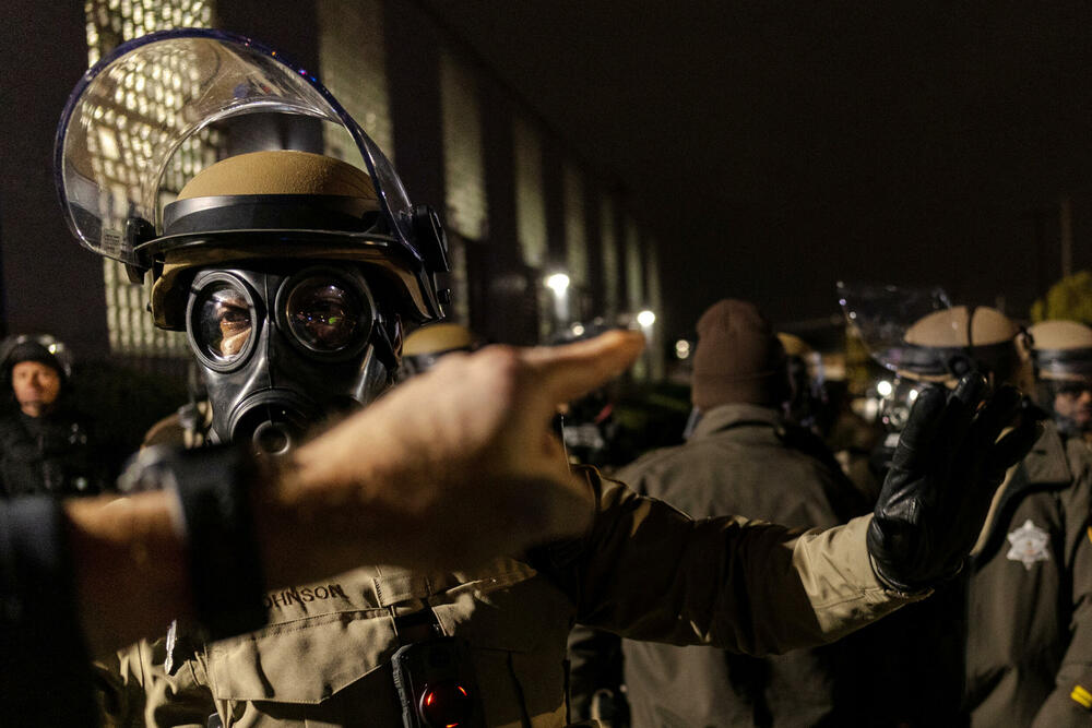 <p>Čikago, grad sa 2,7 miliona stanovnika, odavno je poznat po svom mozaiku čvrsto povezanih naselja. A otkako je grad postao središte imigracione represije predsjednika Sjedinjenih Američkih Država (SAD) Donalda Trampa u septembru, ta naselja su se mobilisala protiv akcija službi, ponekad bukvalno - kvart po kvart, piše Rojters</p>