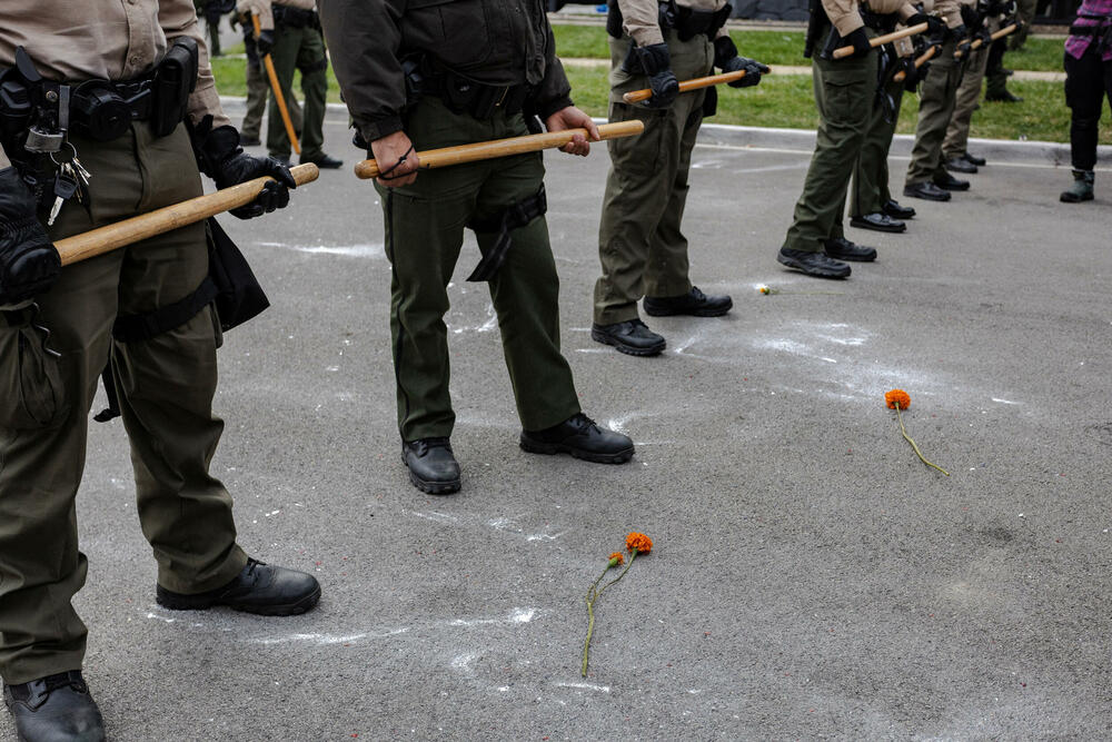 <p>Čikago, grad sa 2,7 miliona stanovnika, odavno je poznat po svom mozaiku čvrsto povezanih naselja. A otkako je grad postao središte imigracione represije predsjednika Sjedinjenih Američkih Država (SAD) Donalda Trampa u septembru, ta naselja su se mobilisala protiv akcija službi, ponekad bukvalno - kvart po kvart, piše Rojters</p>