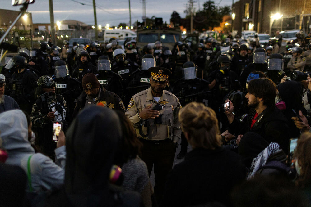 <p>Čikago, grad sa 2,7 miliona stanovnika, odavno je poznat po svom mozaiku čvrsto povezanih naselja. A otkako je grad postao središte imigracione represije predsjednika Sjedinjenih Američkih Država (SAD) Donalda Trampa u septembru, ta naselja su se mobilisala protiv akcija službi, ponekad bukvalno - kvart po kvart, piše Rojters</p>