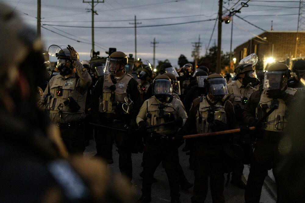 <p>Čikago, grad sa 2,7 miliona stanovnika, odavno je poznat po svom mozaiku čvrsto povezanih naselja. A otkako je grad postao središte imigracione represije predsjednika Sjedinjenih Američkih Država (SAD) Donalda Trampa u septembru, ta naselja su se mobilisala protiv akcija službi, ponekad bukvalno - kvart po kvart, piše Rojters</p>