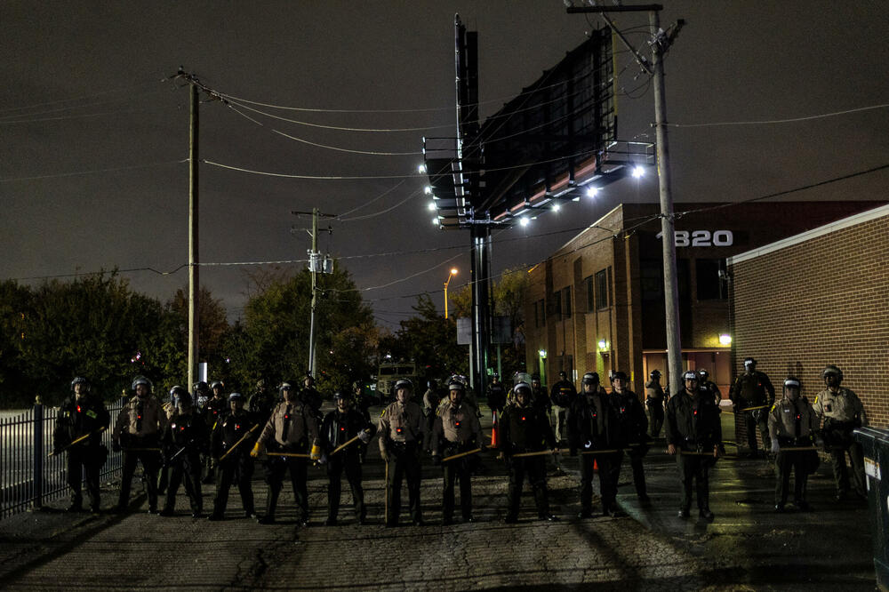 <p>Čikago, grad sa 2,7 miliona stanovnika, odavno je poznat po svom mozaiku čvrsto povezanih naselja. A otkako je grad postao središte imigracione represije predsjednika Sjedinjenih Američkih Država (SAD) Donalda Trampa u septembru, ta naselja su se mobilisala protiv akcija službi, ponekad bukvalno - kvart po kvart, piše Rojters</p>