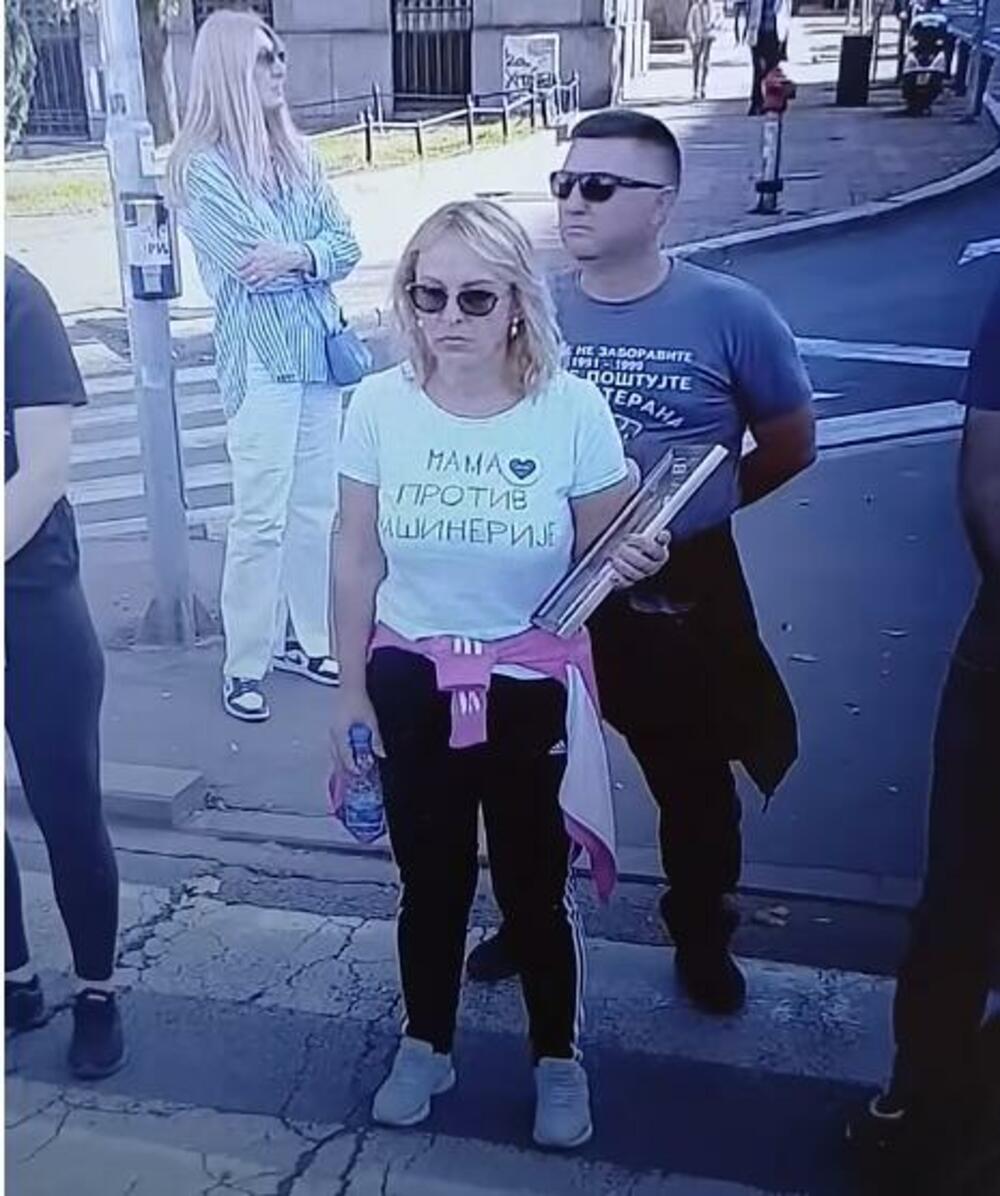 <p>Ona je novinarima rekla da se na ovaj vid protesta odlučila "tražeći pravdu i odgovor ko je ubio njenog sina i još 15 ljudi u novosadskoj tragediji prije godinu dana", dodavši da ju je policija zadržala kod ograde koja ulicu dijeli od "ćacilenda", šatorskog naselja u kojem borave pristalice vlasti već mjesecima.</p>  <p>"Štrajkovaću do kraja, mog ili njihovog. Vlast se ponaša kao da sam ratni zločinac i terorista. Zar se državni vrh plaši jedne majke", rekla je Hrka, navodeći da je ubijeđena da je "narod Srbije uz nju"</p>