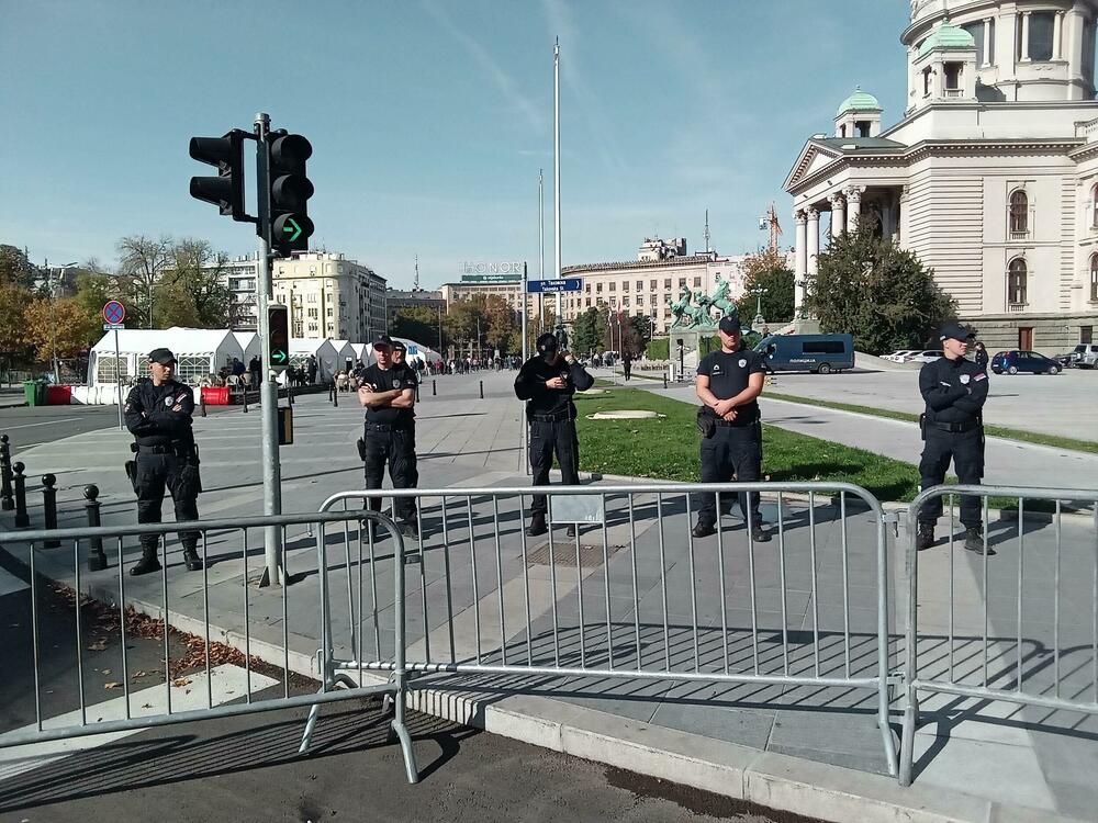 <p>Ona je novinarima rekla da se na ovaj vid protesta odlučila "tražeći pravdu i odgovor ko je ubio njenog sina i još 15 ljudi u novosadskoj tragediji prije godinu dana", dodavši da ju je policija zadržala kod ograde koja ulicu dijeli od "ćacilenda", šatorskog naselja u kojem borave pristalice vlasti već mjesecima.</p>  <p>"Štrajkovaću do kraja, mog ili njihovog. Vlast se ponaša kao da sam ratni zločinac i terorista. Zar se državni vrh plaši jedne majke", rekla je Hrka, navodeći da je ubijeđena da je "narod Srbije uz nju"</p>
