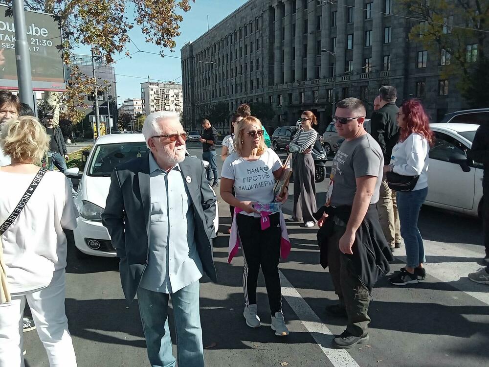 <p>Ona je novinarima rekla da se na ovaj vid protesta odlučila "tražeći pravdu i odgovor ko je ubio njenog sina i još 15 ljudi u novosadskoj tragediji prije godinu dana", dodavši da ju je policija zadržala kod ograde koja ulicu dijeli od "ćacilenda", šatorskog naselja u kojem borave pristalice vlasti već mjesecima.</p>  <p>"Štrajkovaću do kraja, mog ili njihovog. Vlast se ponaša kao da sam ratni zločinac i terorista. Zar se državni vrh plaši jedne majke", rekla je Hrka, navodeći da je ubijeđena da je "narod Srbije uz nju"</p>