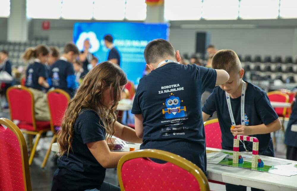 <p>U saopštenju se navodi da je u okviru Nedjelje štednje održano nacionalno takmičenje u robotici za najmlađe</p>