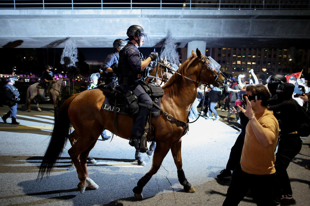 Sukob policije i učesnika u protestu “Bez kraljeva” u Los Anđelesu 18. oktobra, Foto: Rojters