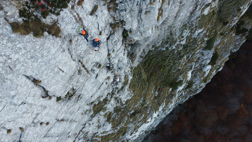 Ferata se nalazi u istočnim stijenama Štirovnika, gdje je i jedina vertikalna stijena te visine na cijelom Lovćenu
