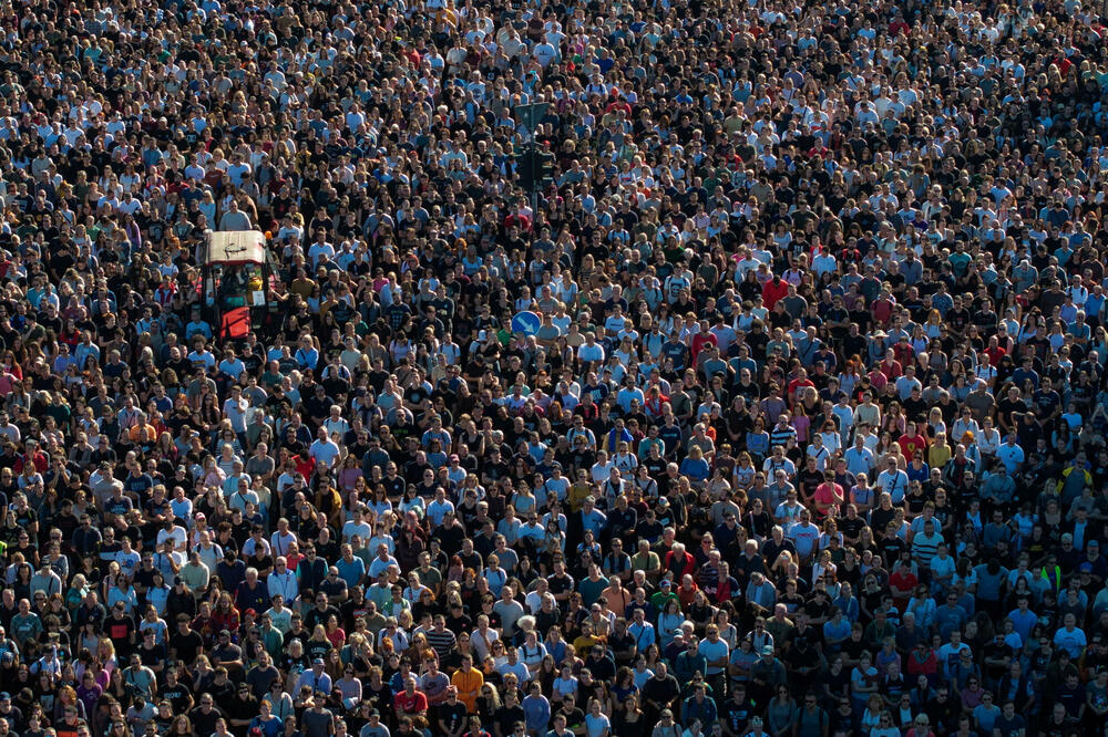 <p>Prema evidenciji Arhiva javnih skupova, riječ je o najvećem skupu ikada održanom u Novom Sadu, dvostruko većem od dosad najmasovnijeg skupa podrške predsjedniku Srbije Aleksandru Vučiću, održanog 12. aprila ove godine u Beogradu</p>