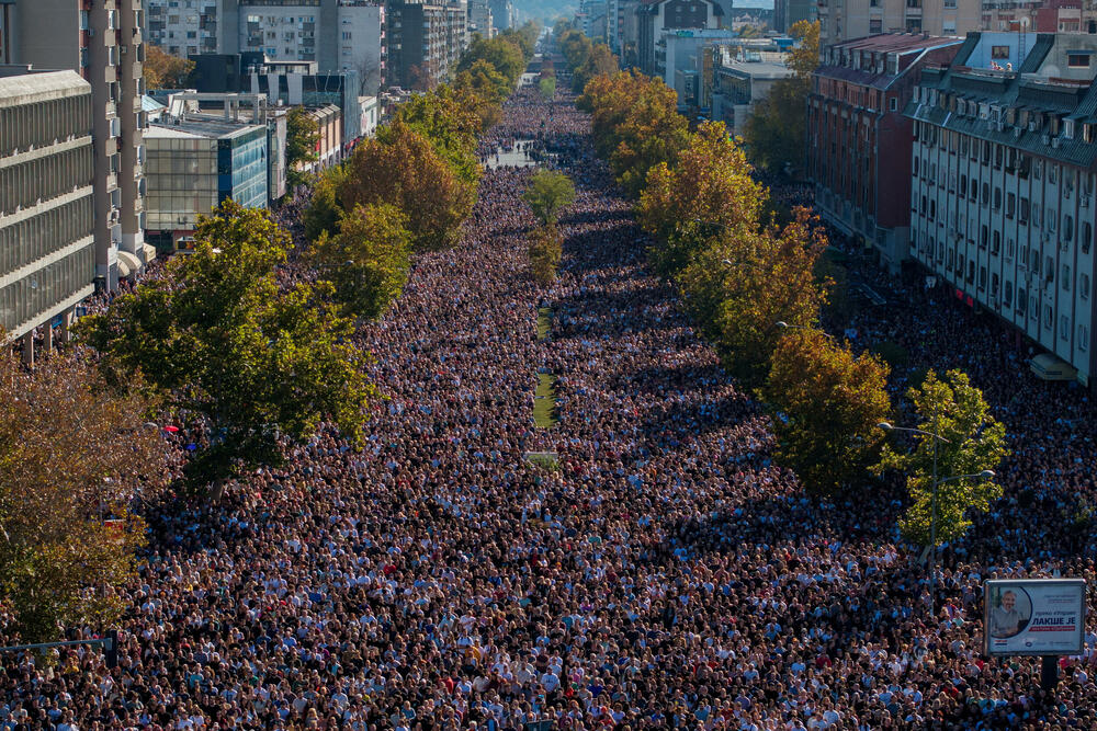 <p>Prema evidenciji Arhiva javnih skupova, riječ je o najvećem skupu ikada održanom u Novom Sadu, dvostruko većem od dosad najmasovnijeg skupa podrške predsjedniku Srbije Aleksandru Vučiću, održanog 12. aprila ove godine u Beogradu</p>