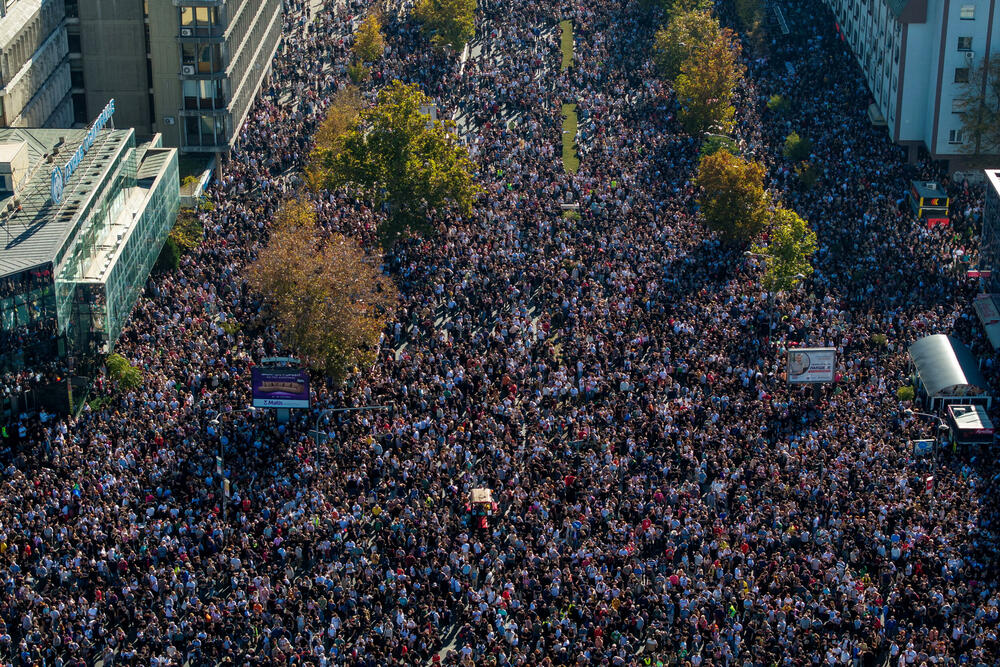 <p>Prema evidenciji Arhiva javnih skupova, riječ je o najvećem skupu ikada održanom u Novom Sadu, dvostruko većem od dosad najmasovnijeg skupa podrške predsjedniku Srbije Aleksandru Vučiću, održanog 12. aprila ove godine u Beogradu</p>