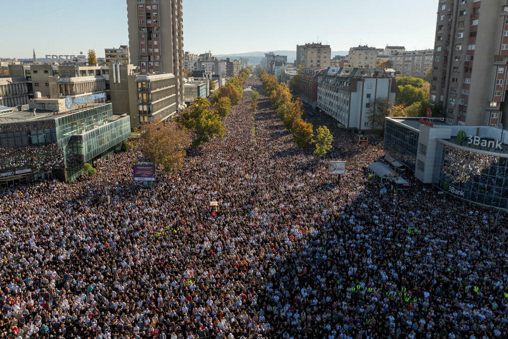 <p>Prema evidenciji Arhiva javnih skupova, riječ je o najvećem skupu ikada održanom u Novom Sadu, dvostruko većem od dosad najmasovnijeg skupa podrške predsjedniku Srbije Aleksandru Vučiću, održanog 12. aprila ove godine u Beogradu</p>