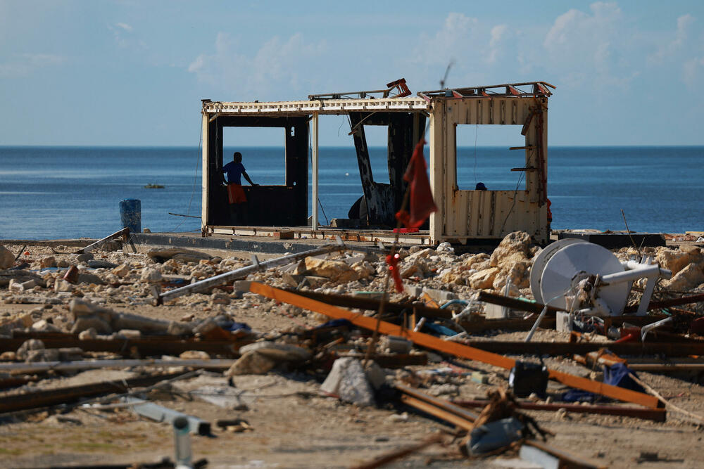 <p>Uragan koji je opustošio čitave regione Jamajke i poplavio Haiti i Kubu, usmrtio je ukuono gotovo 60 ljudi tokom svog višednevnog kretanja kroz Karibe<br /> </p>