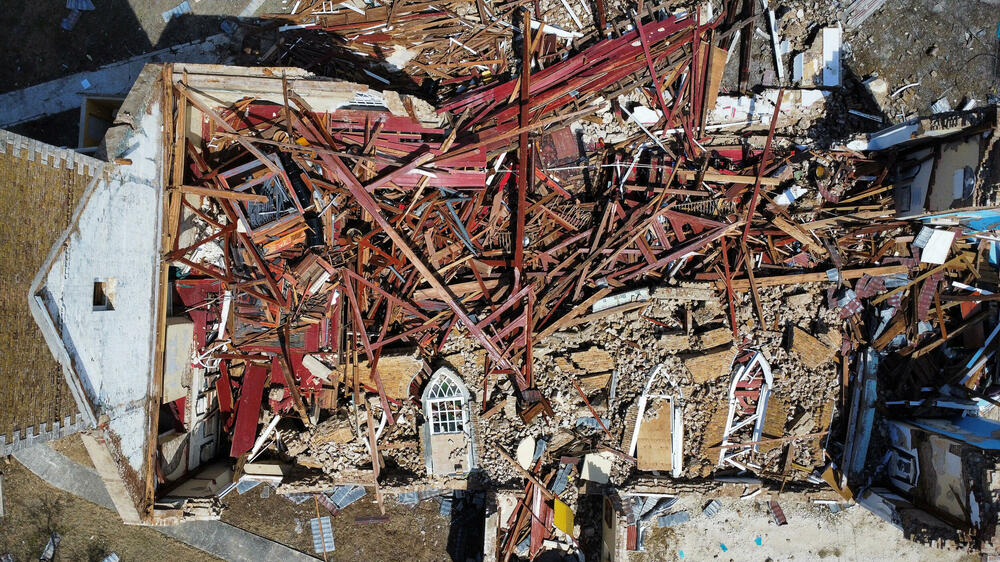 <p>Uragan koji je opustošio čitave regione Jamajke i poplavio Haiti i Kubu, usmrtio je ukuono gotovo 60 ljudi tokom svog višednevnog kretanja kroz Karibe<br /> </p>