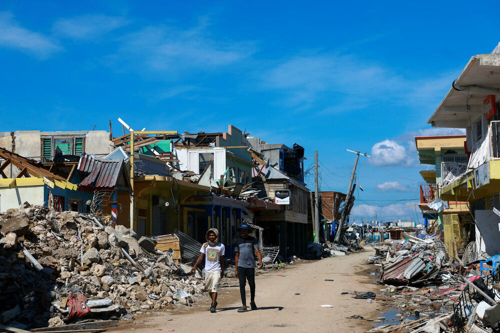 <p>Uragan koji je opustošio čitave regione Jamajke i poplavio Haiti i Kubu, usmrtio je ukuono gotovo 60 ljudi tokom svog višednevnog kretanja kroz Karibe<br /> </p>