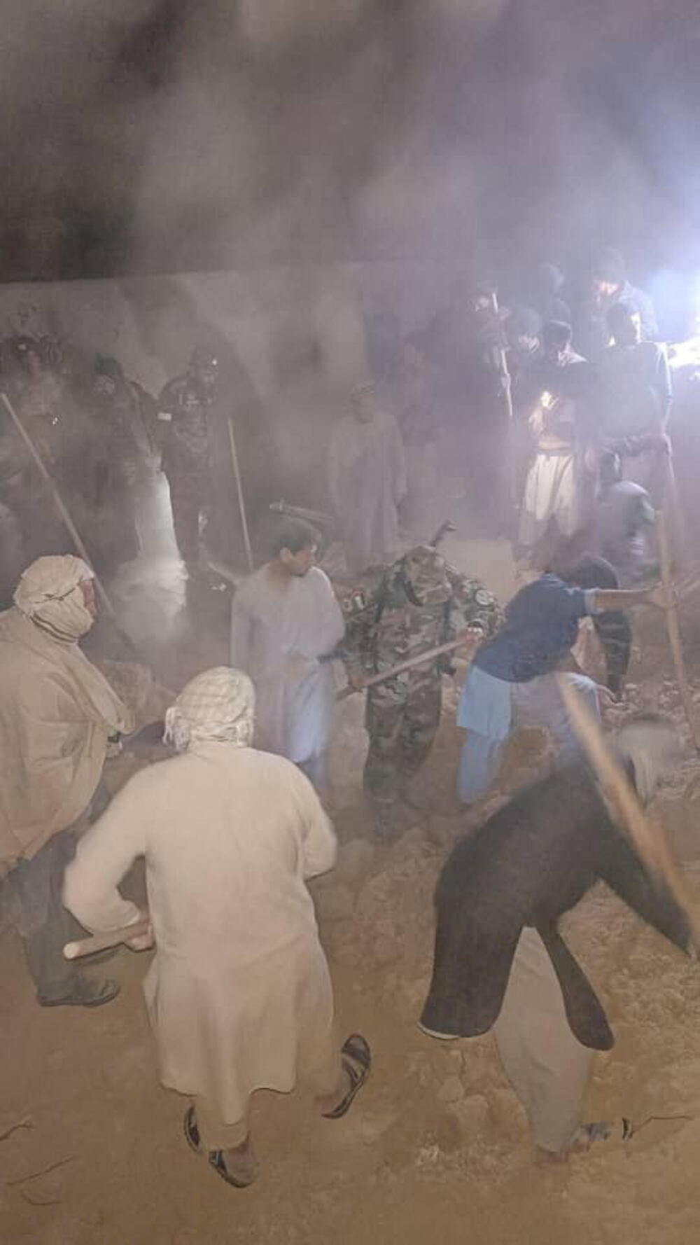 <p>Zemljotres, koji se dogodio sinoć nešto oko 20.30 časova po centralnoevropskom vremenu u Holmu u provinciji Samangan, blizu grada Mazar-i-Šarif, bio je na dubini od 28 kilometara, saopštio je Američki geološki zavodo (USGS)</p>